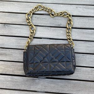 Chic Black Quilted Shoulder Bag with Gold Chain Strap